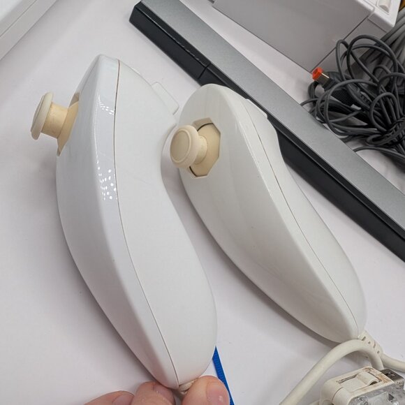 Wii console RVL-001 bundle white with 2 games - TESTED - Picture 2 of 6